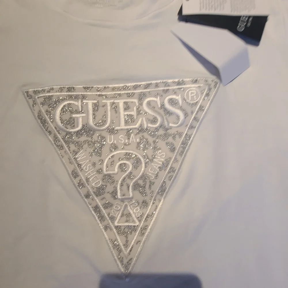 Medium White GuessTee, NWT. - Picture 2 of 5